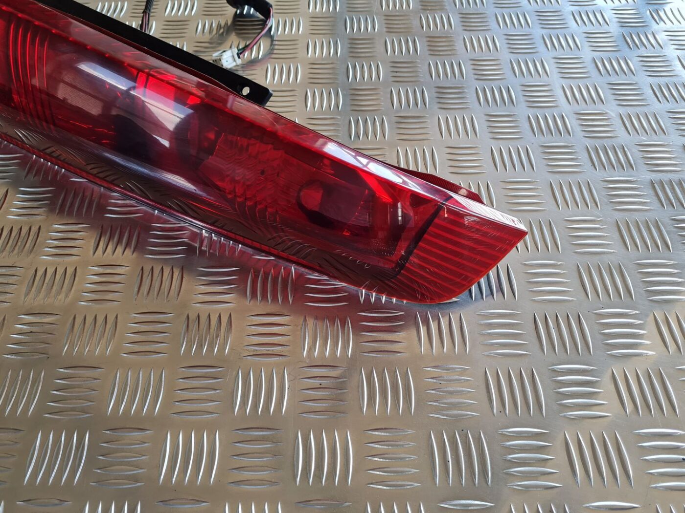 Aizmugurējais labais lukturis priekš NISSAN X-TRAIL 2002 8 Aizmugurējais labais lukturis priekš NISSAN X-TRAIL 2002