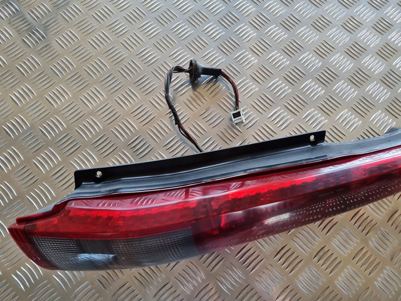 Aizmugurējais labais lukturis priekš NISSAN X-TRAIL 2002 7 Aizmugurējais labais lukturis priekš NISSAN X-TRAIL 2002