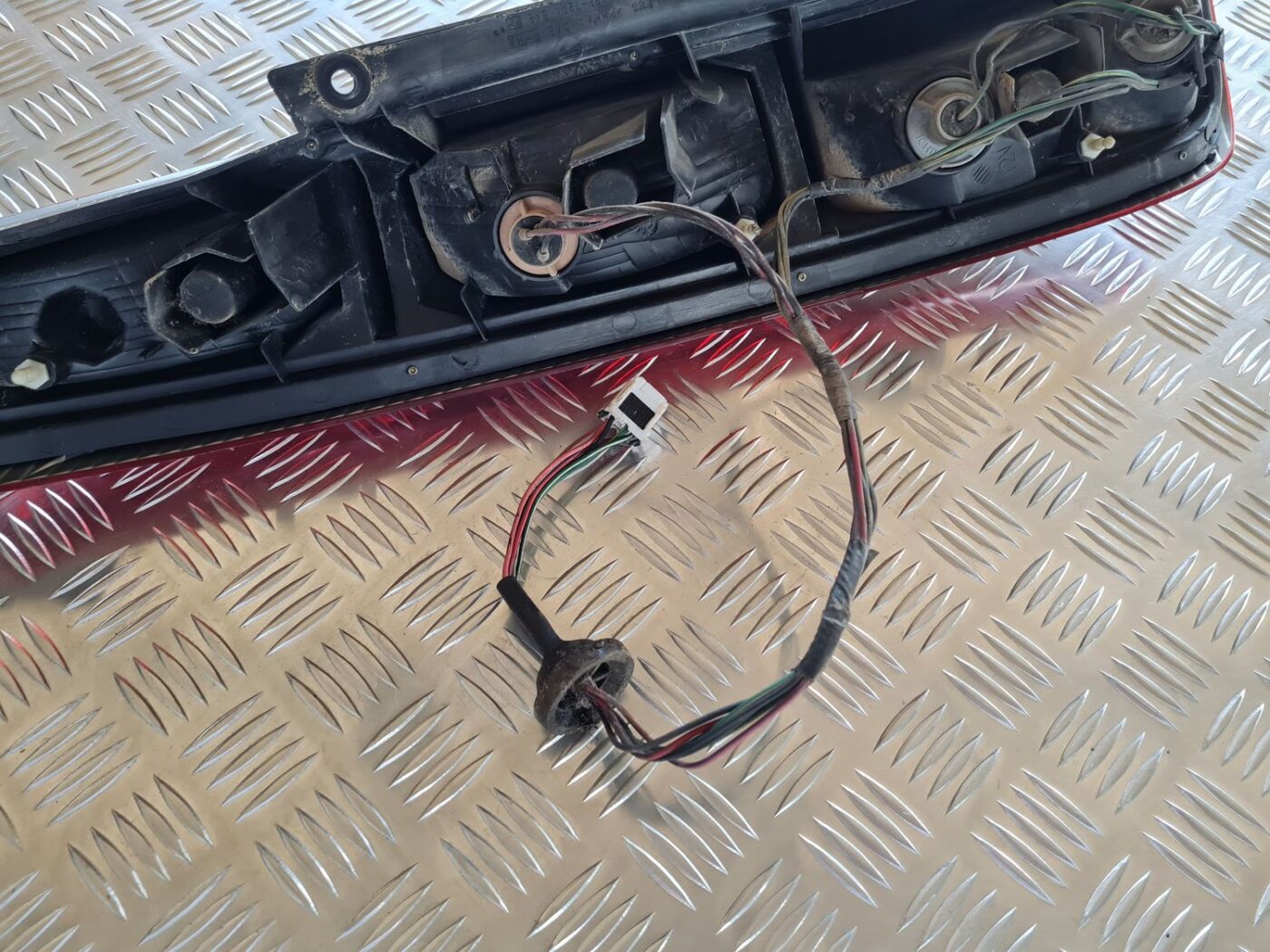 Aizmugurējais labais lukturis priekš NISSAN X-TRAIL 2002 5 Aizmugurējais labais lukturis priekš NISSAN X-TRAIL 2002