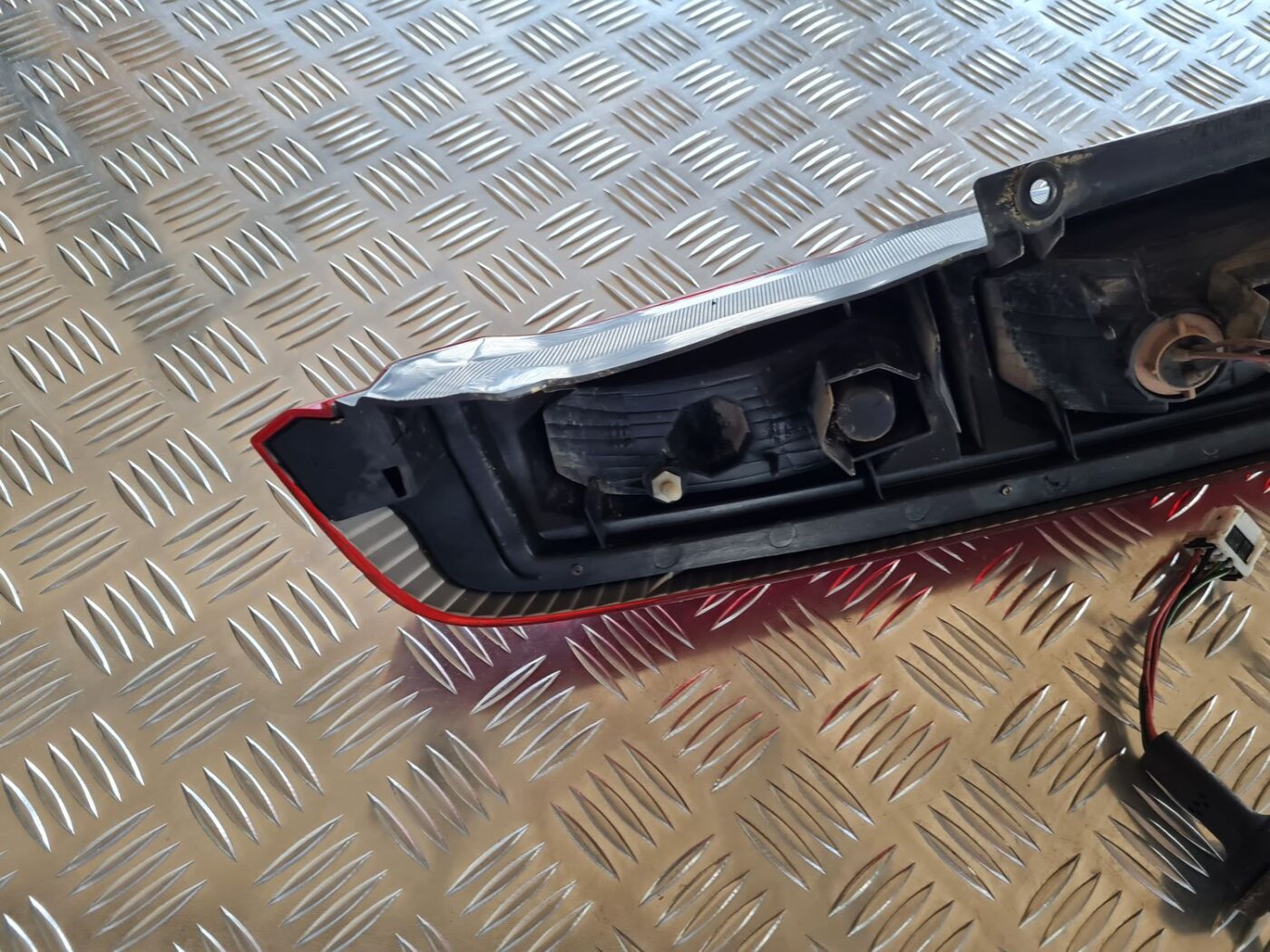 Aizmugurējais labais lukturis priekš NISSAN X-TRAIL 2002 4 Aizmugurējais labais lukturis priekš NISSAN X-TRAIL 2002