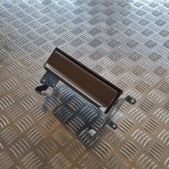 Mantu glabāšanas nodalījums centrā priekš NISSAN X-TRAIL 2002