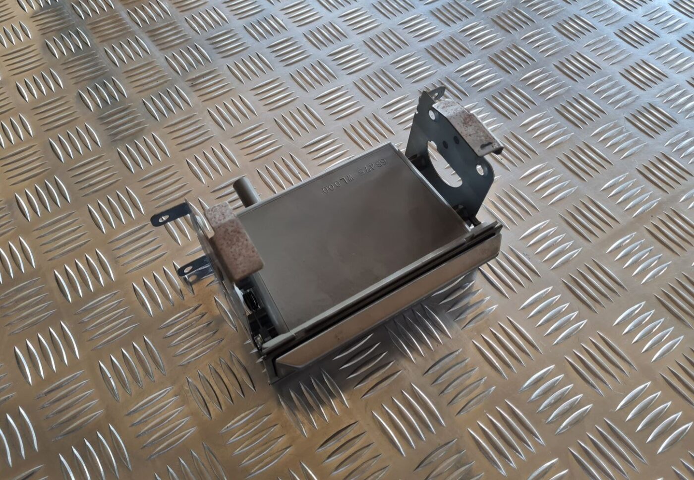 Mantu glabāšanas nodalījums centrā priekš NISSAN X-TRAIL 2002 2 Mantu glabāšanas nodalījums centrā priekš NISSAN X-TRAIL 2002