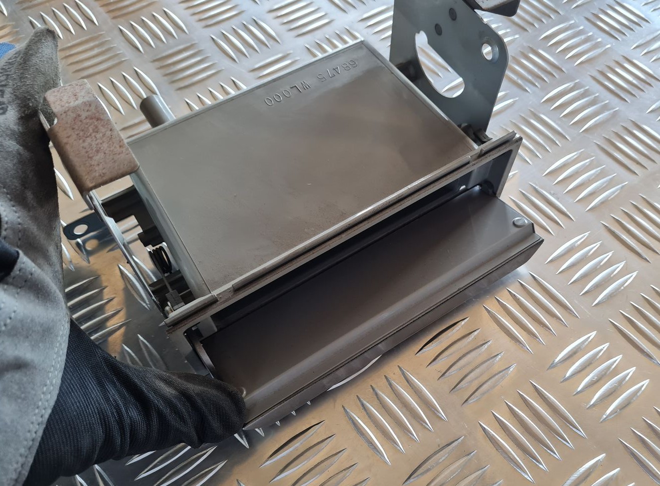 Mantu glabāšanas nodalījums centrā priekš NISSAN X-TRAIL 2002 5 Mantu glabāšanas nodalījums centrā priekš NISSAN X-TRAIL 2002