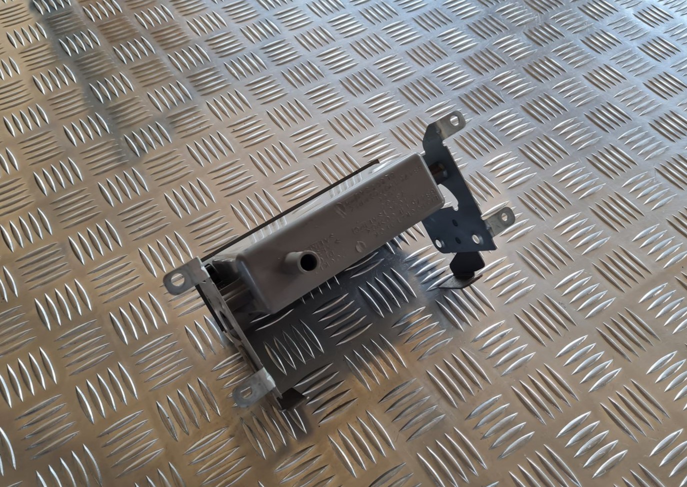 Mantu glabāšanas nodalījums centrā priekš NISSAN X-TRAIL 2002 4 Mantu glabāšanas nodalījums centrā priekš NISSAN X-TRAIL 2002