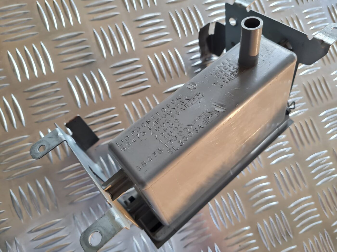 Mantu glabāšanas nodalījums centrā priekš NISSAN X-TRAIL 2002 3 Mantu glabāšanas nodalījums centrā priekš NISSAN X-TRAIL 2002