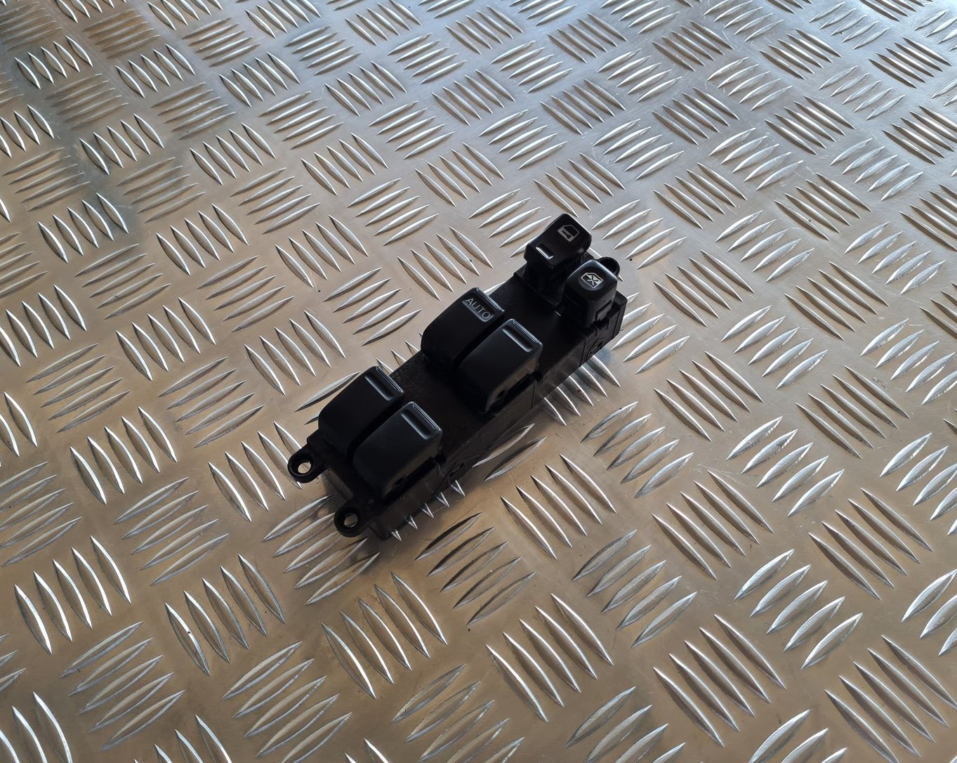 Šofera durvju slēdža pogas priekš NISSAN X-TRAIL 2002 1 Šofera durvju slēdža pogas priekš NISSAN X-TRAIL 2002