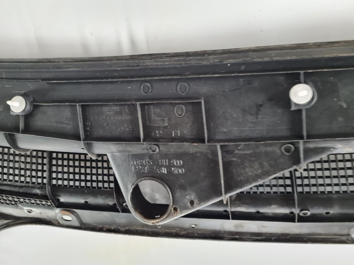 Vējstikla uzlikas (deflektora) režģis priekš NISSAN X-TRAIL 2002 4 Vējstikla uzlikas (deflektora) režģis priekš NISSAN X-TRAIL 2002