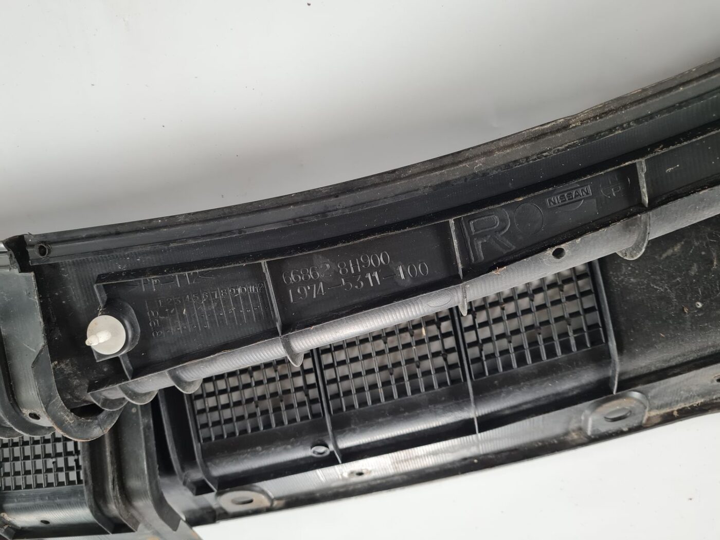 Vējstikla uzlikas (deflektora) režģis priekš NISSAN X-TRAIL 2002 3 Vējstikla uzlikas (deflektora) režģis priekš NISSAN X-TRAIL 2002