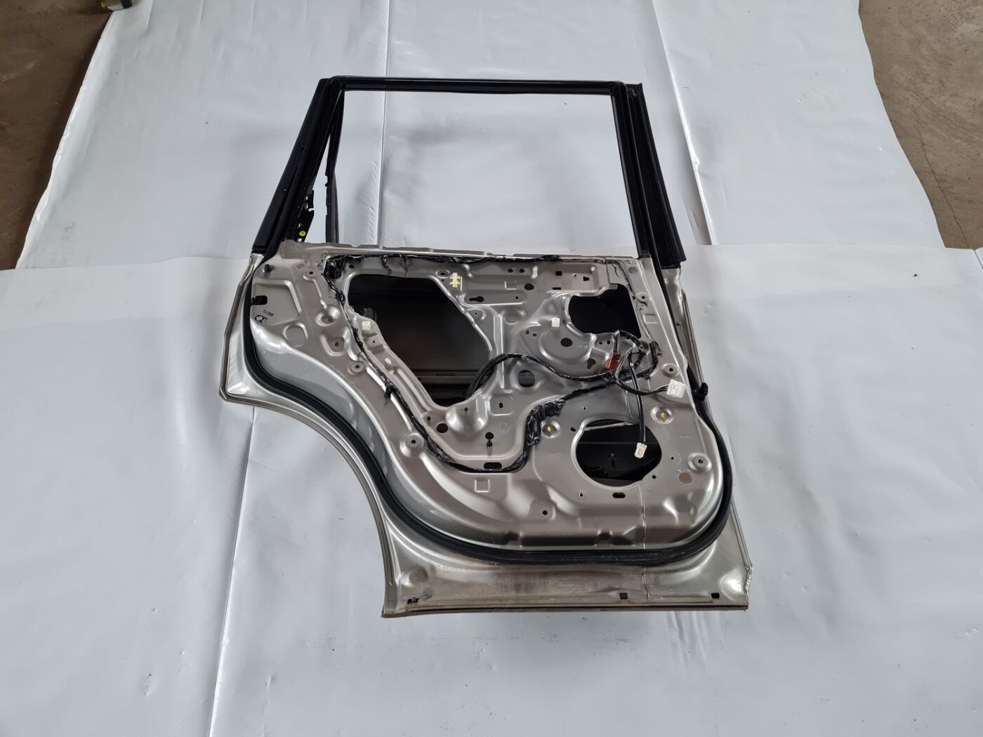 Aizmugurējās kreisās durvis priekš NISSAN X-TRAIL 2002