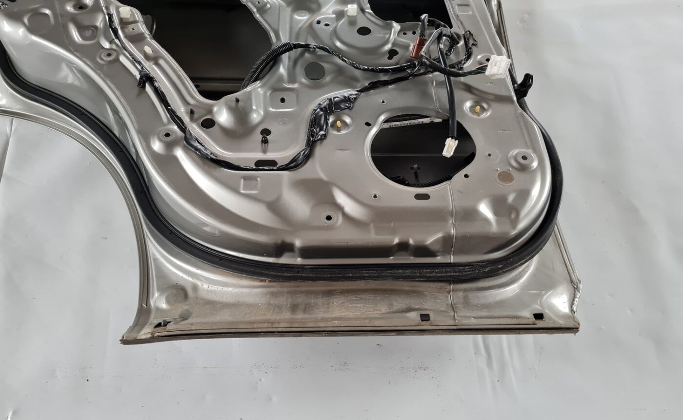 Aizmugurējās kreisās durvis priekš NISSAN X-TRAIL 2002