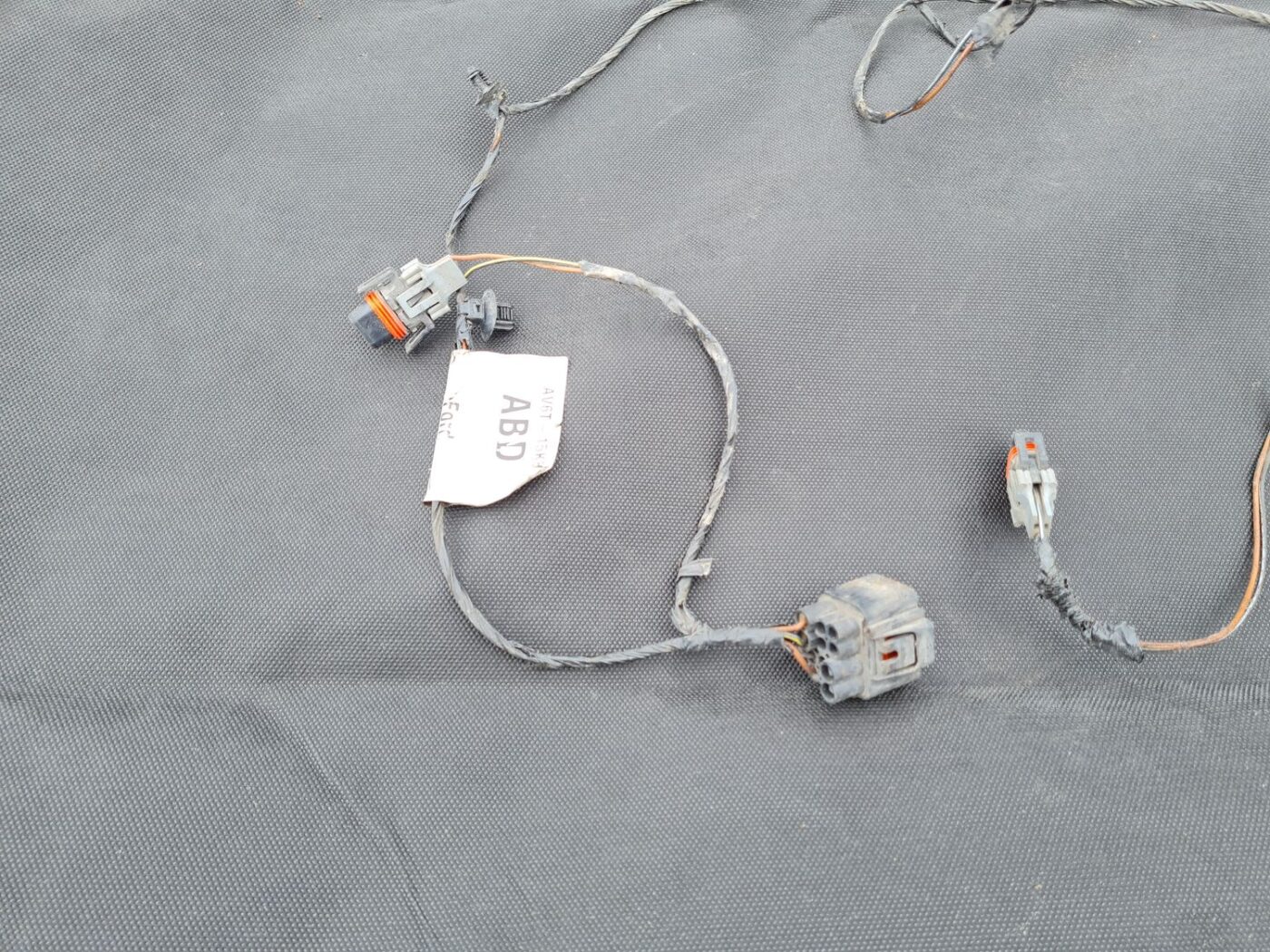 Priekšējo parkošanas devēju vads priekš FORD C-MAX 2011 2 Priekšējo parkošanas devēju vads priekš FORD C-MAX 2011