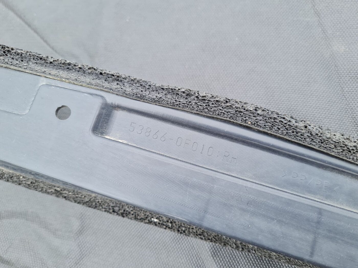 Ieliktņis starp spārnu un durvīm priekš TOYOTA COROLLA VERSO 2005