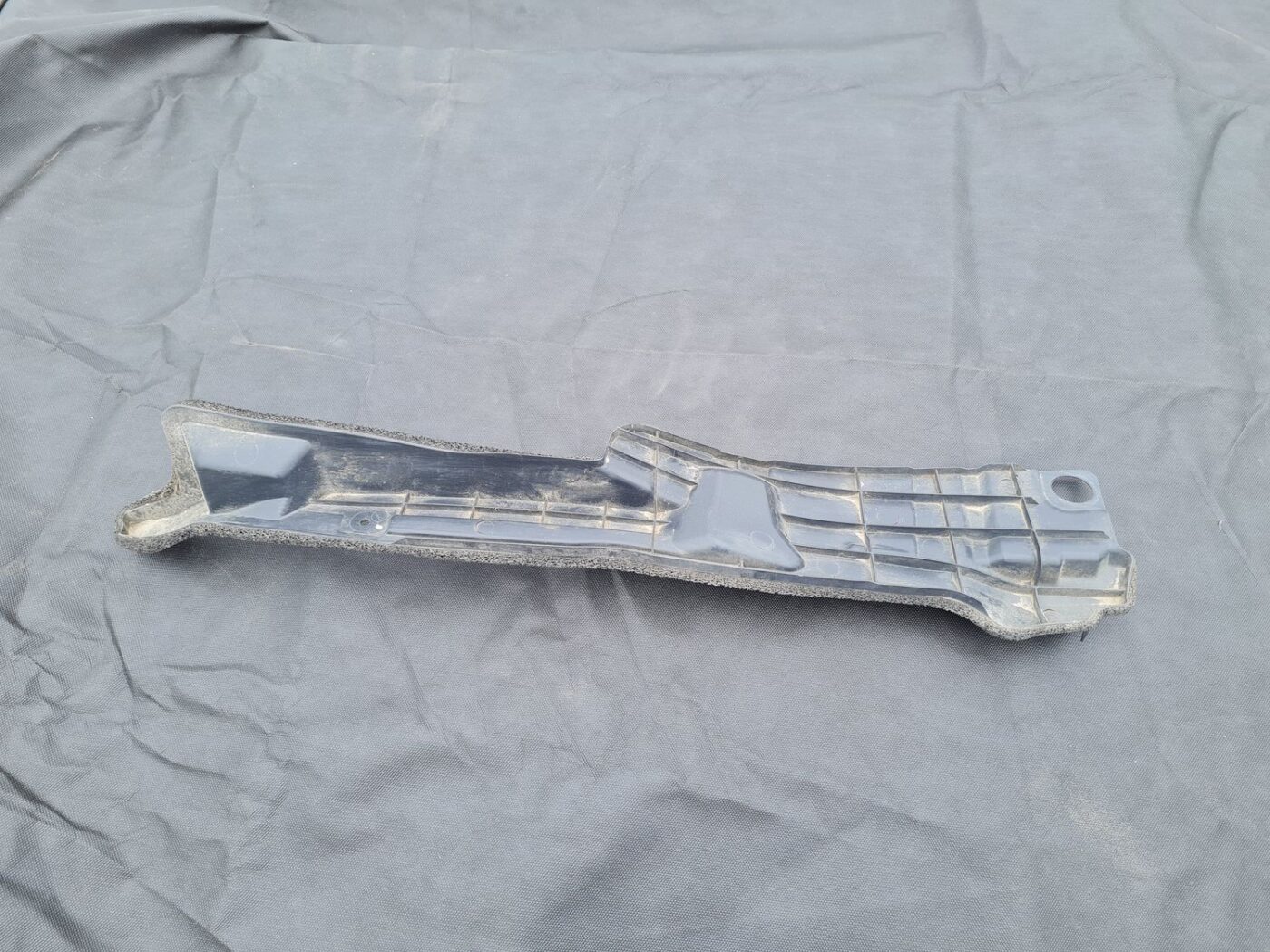 Ieliktņis starp spārnu un durvīm priekš TOYOTA COROLLA VERSO 2005