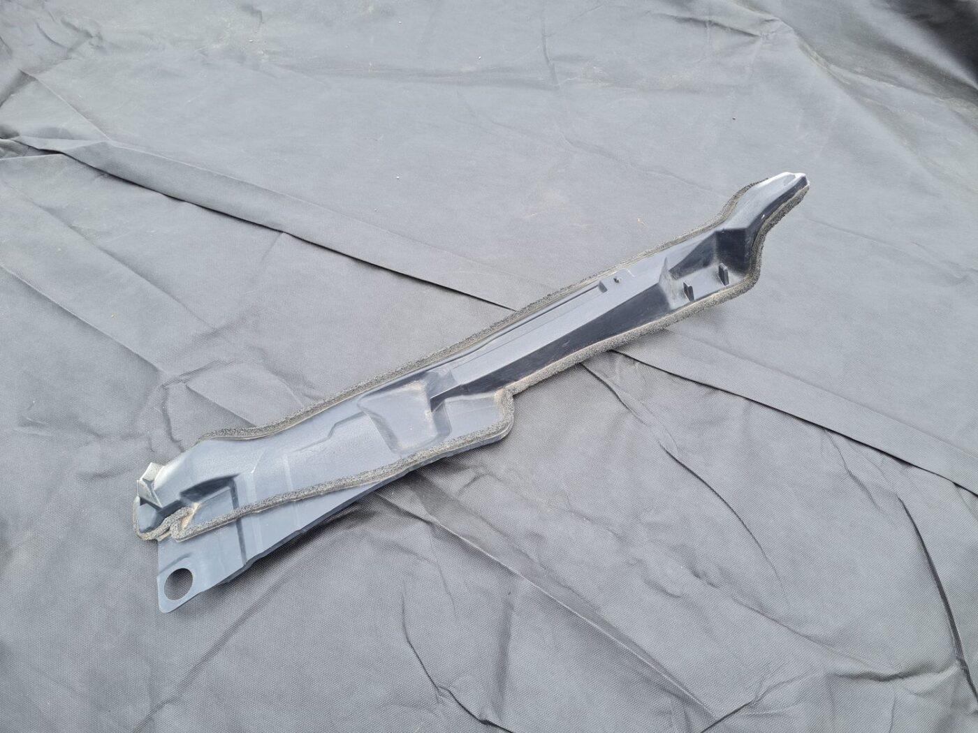 Ieliktņis starp spārnu un durvīm priekš TOYOTA COROLLA VERSO 2005