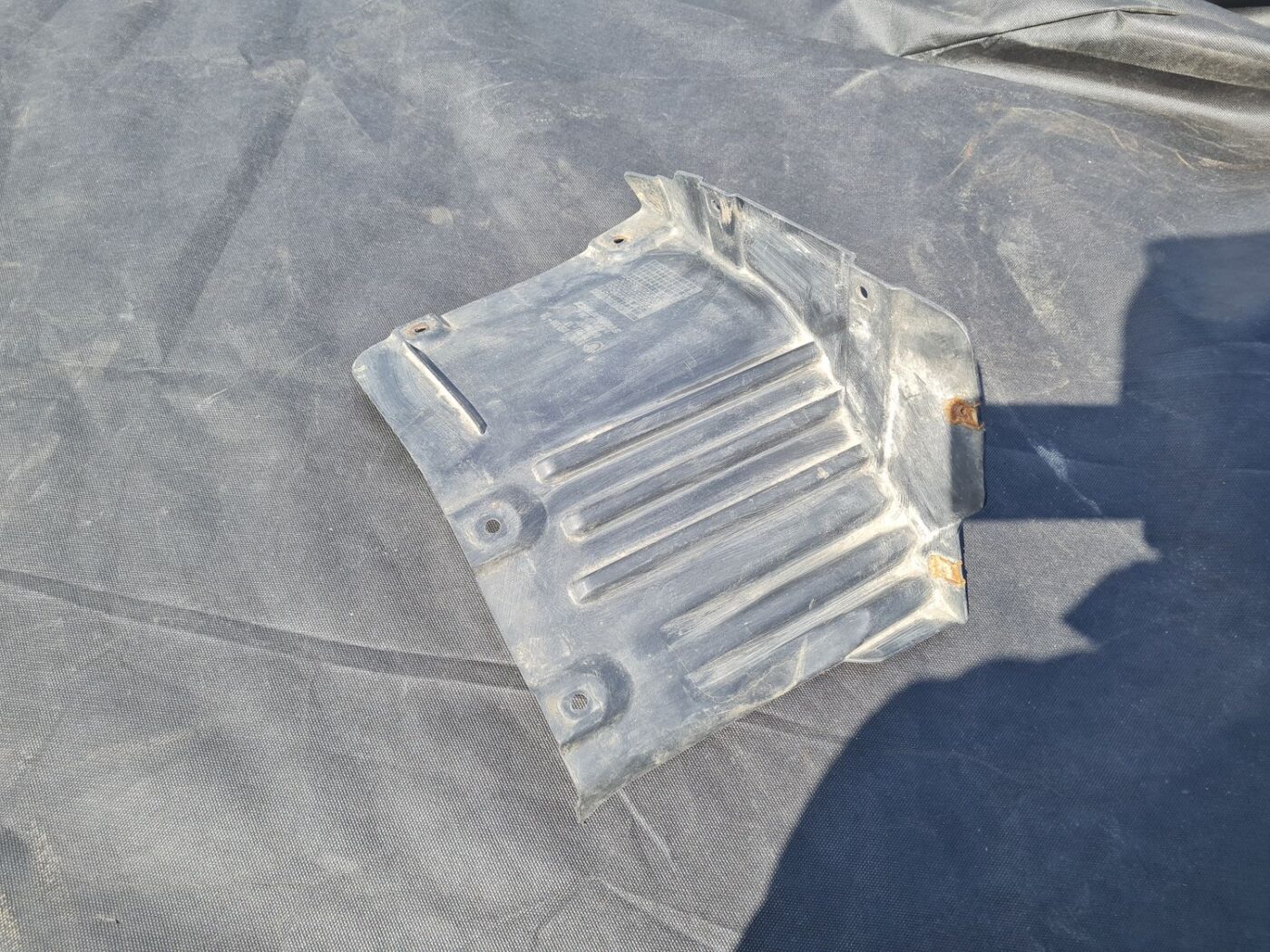 Priekšējais labais dubļu aizsargs priekš BMW 520D E60 2006 ENG.