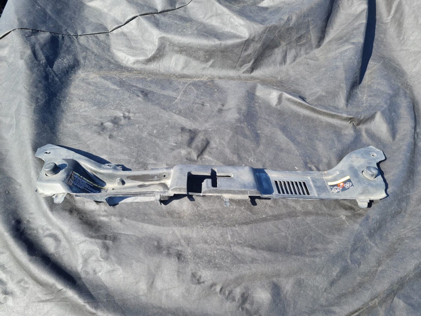 Radiatoru augšēja uzlika priekš VOLVO S40 2007