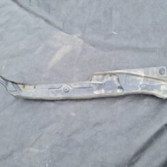 Ieliktņis starp spārnu un durvīm priekš TOYOTA AVENSIS 2008