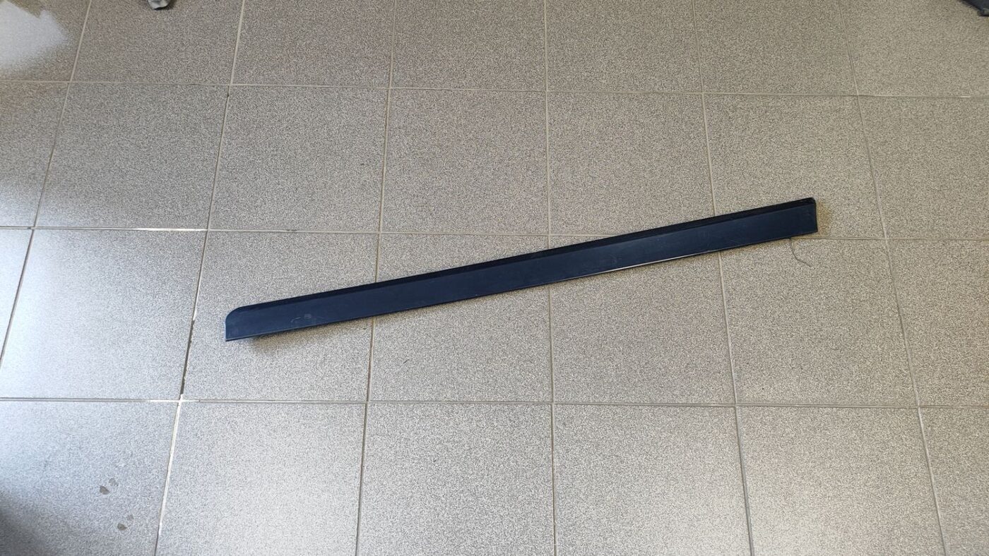 Priekšējo labo durvju moldings priekš AUDI A4 2005