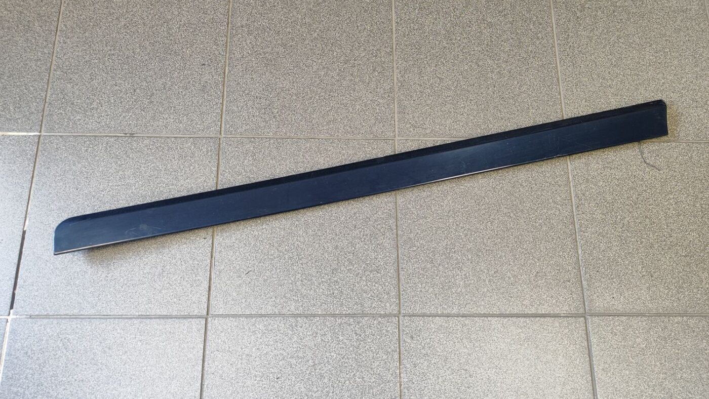 Priekšējo labo durvju moldings priekš AUDI A4 2005