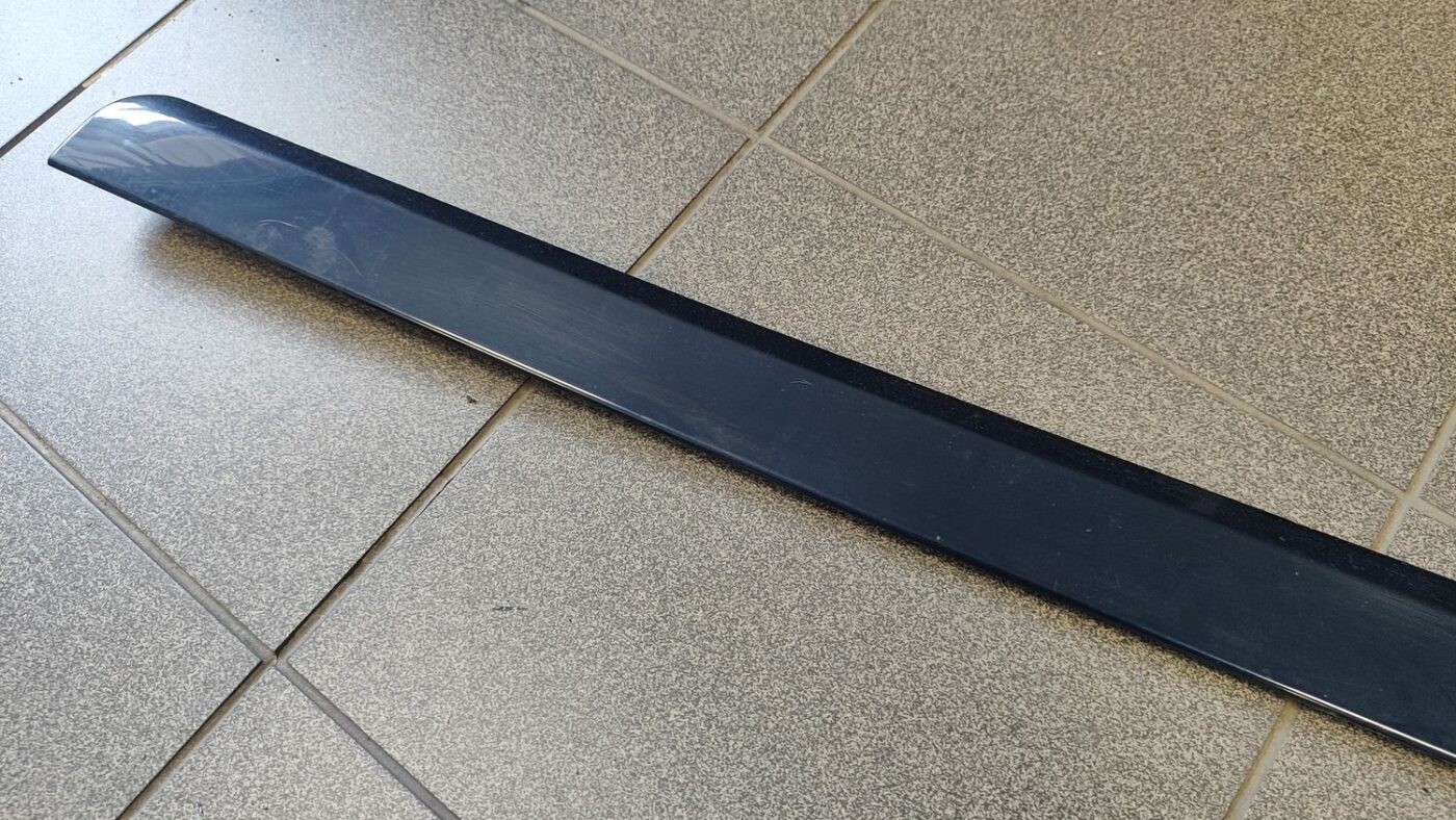 Priekšējo labo durvju moldings priekš AUDI A4 2005