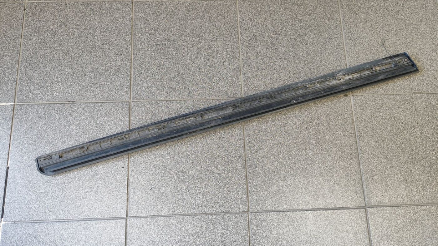 Priekšējo labo durvju moldings priekš AUDI A4 2005