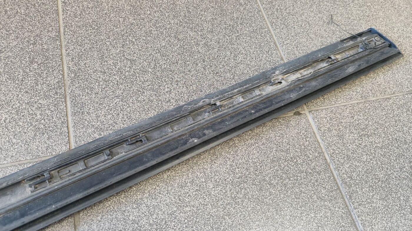 Priekšējo labo durvju moldings priekš AUDI A4 2005