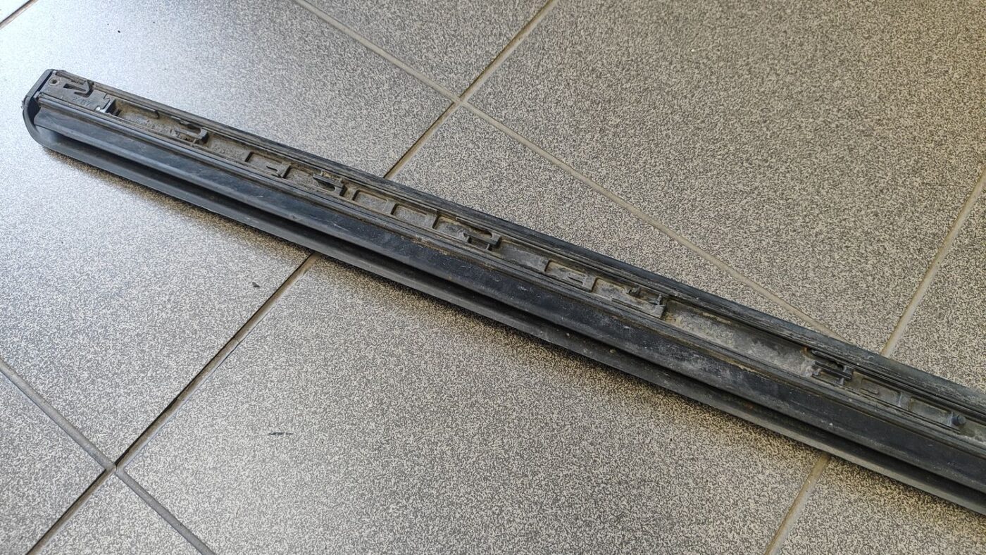 Priekšējo labo durvju moldings priekš AUDI A4 2005