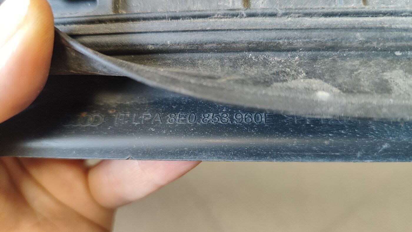 Priekšējo labo durvju moldings priekš AUDI A4 2005