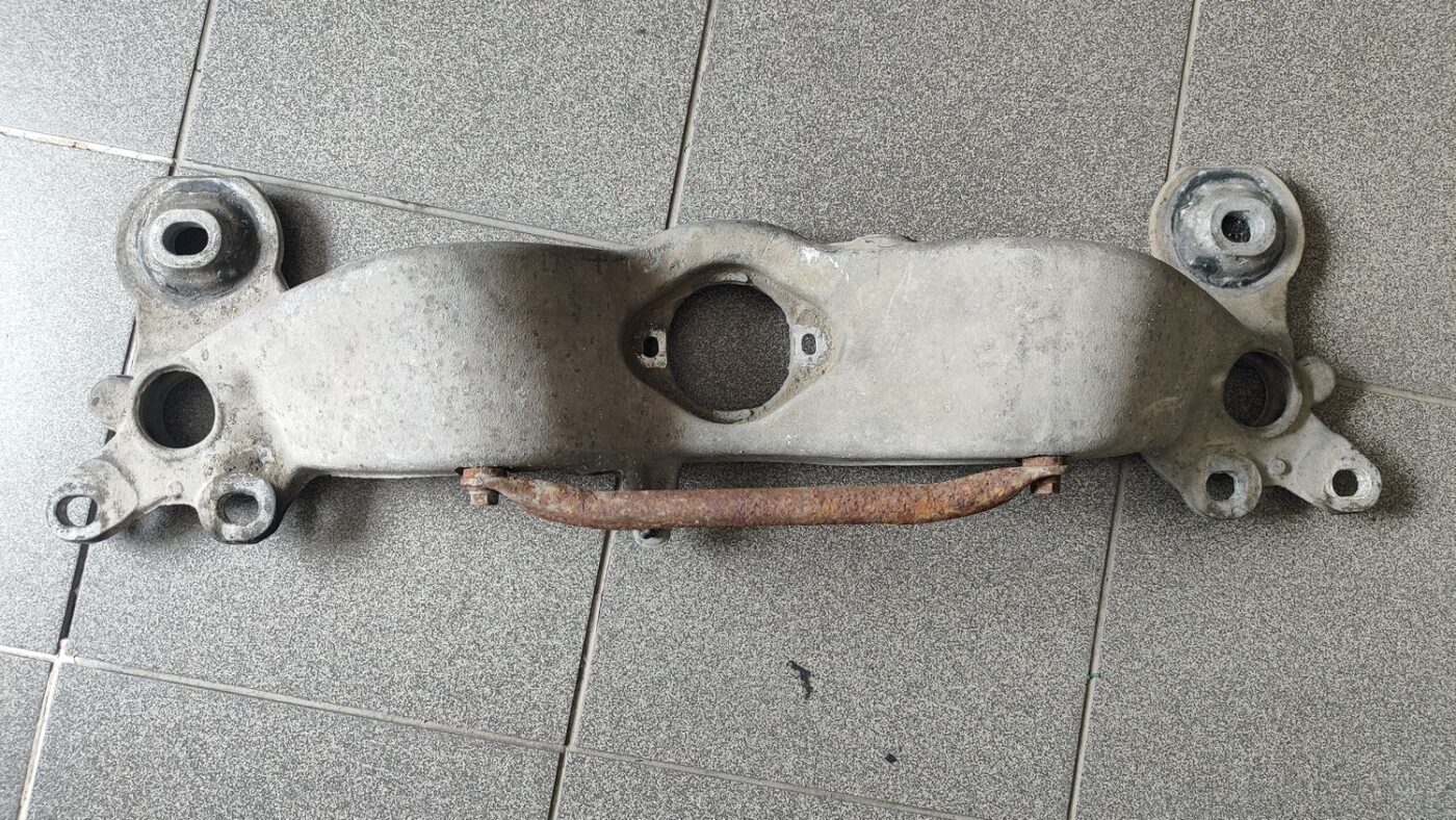 Pārnesumkārbas kronšteins priekš AUDI A4 AVANT 2004 2 Pārnesumkārbas kronšteins priekš AUDI A4 AVANT 2004