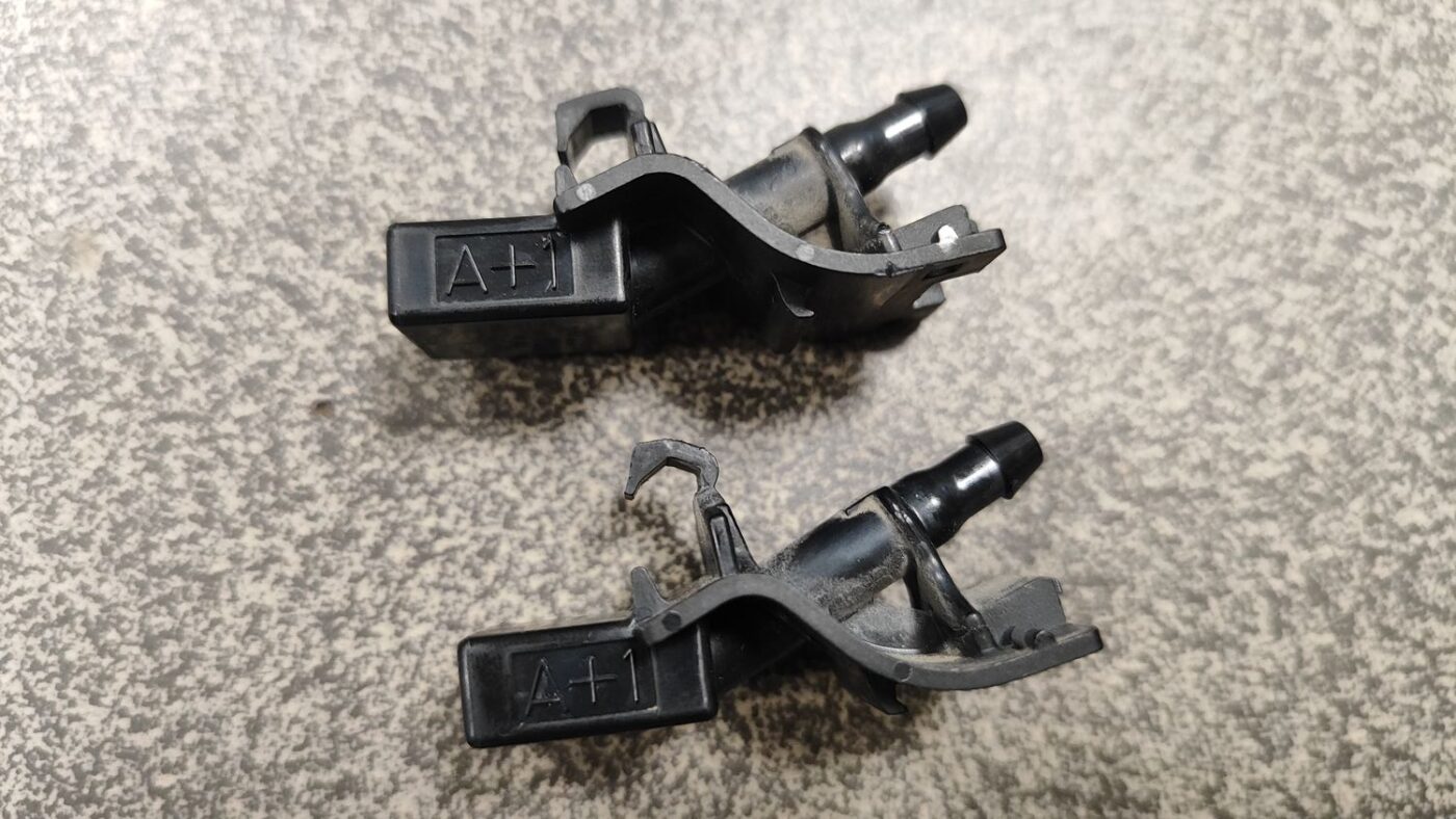 Vējstikla mazgāšanas šķidruma sprausla priekš TOYOTA AVENSIS 2012