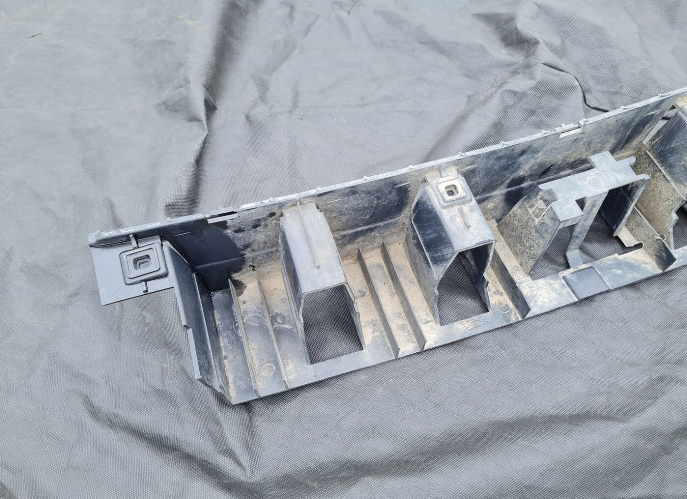 Aizmugurējā bufera centrālais stiprinājums priekš VOLVO S80 2007 GREY 2 Aizmugurējā bufera centrālais stiprinājums priekš VOLVO S80 2007 GREY