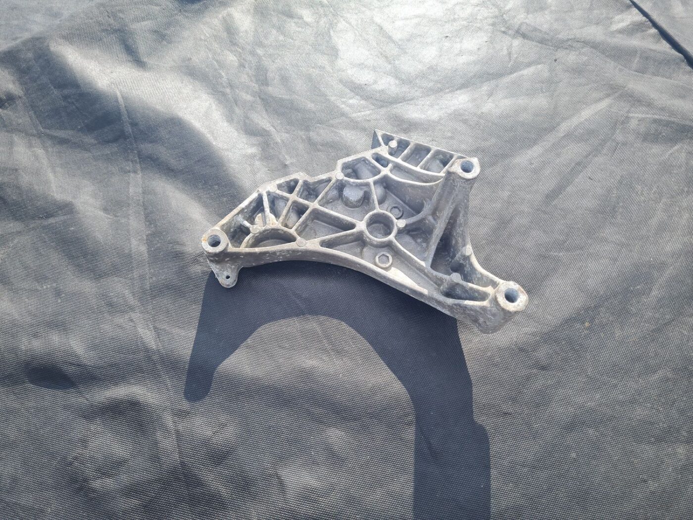 Dzinēja kronšteins priekš VW GOLF VARIANT 2012 3 Dzinēja kronšteins priekš VW GOLF VARIANT 2012