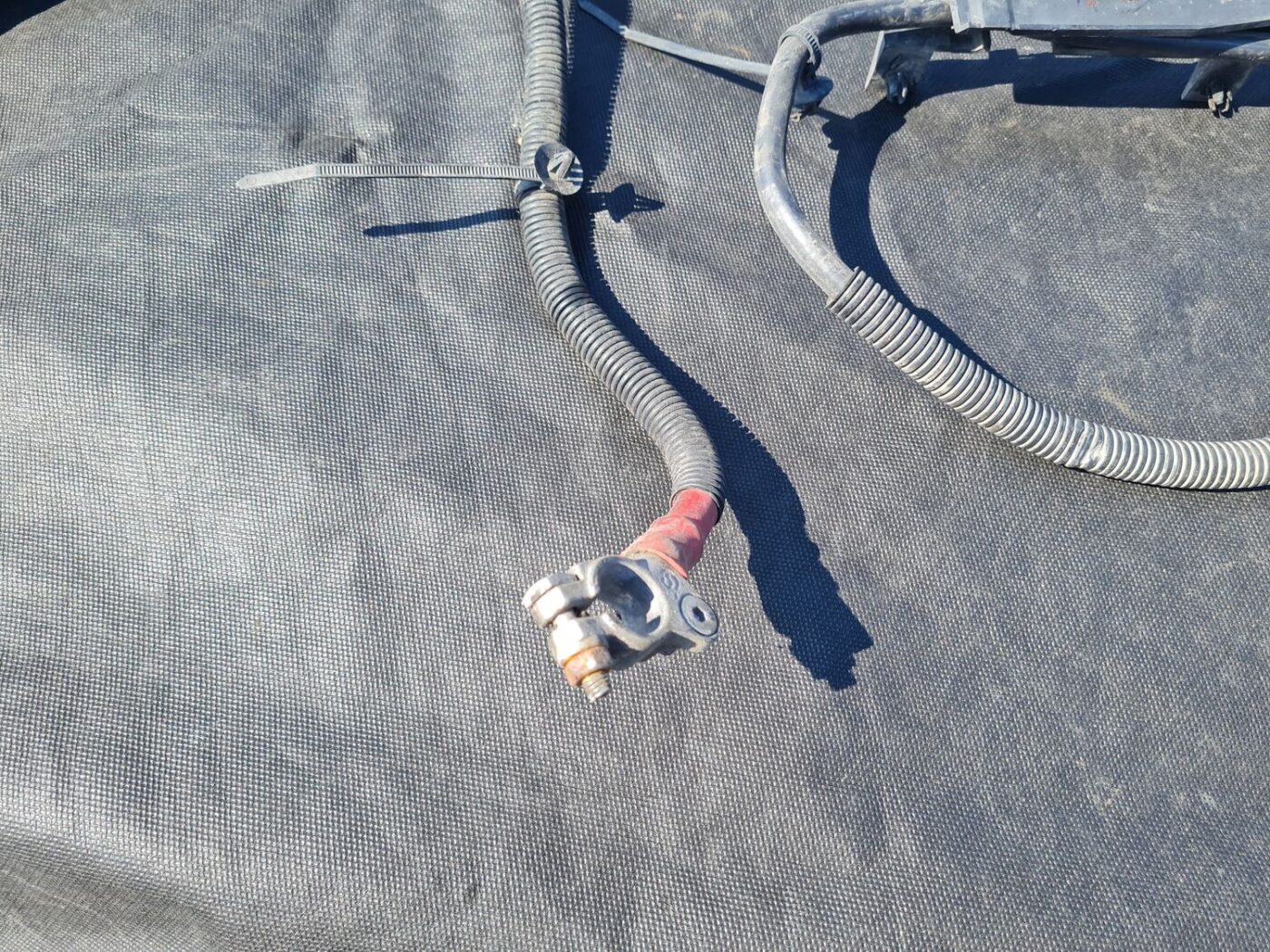 Pozitīvais elektrovads priekš AUDI A4 2003