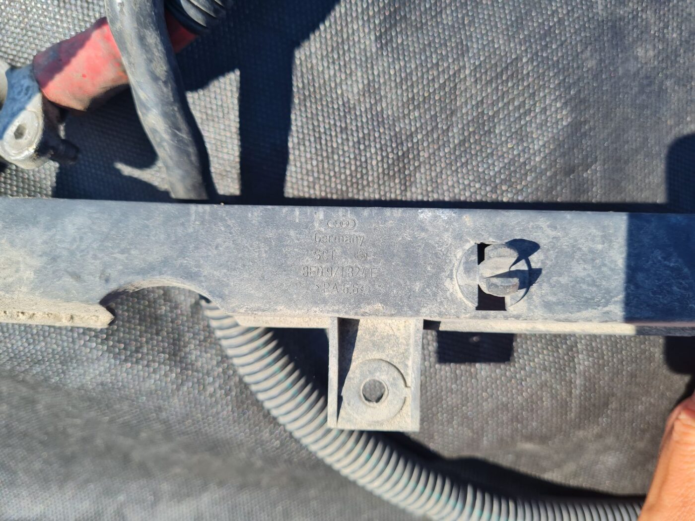 Pozitīvais elektrovads priekš AUDI A4 2003