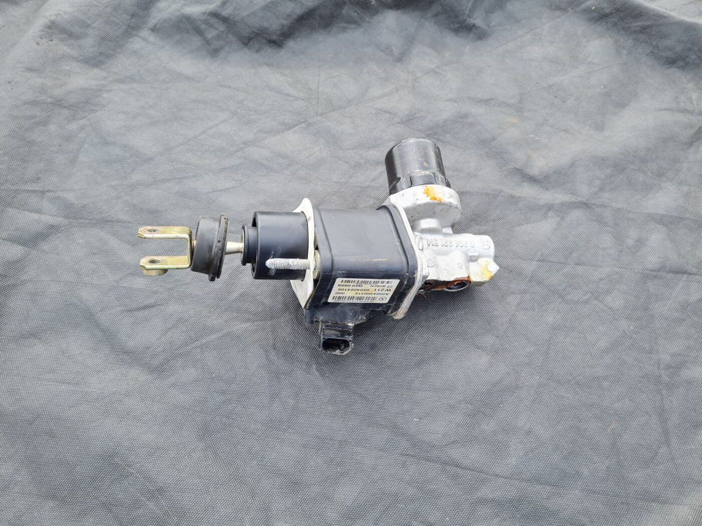 Bremžu pastiprinātāja galvenais cilindrs priekš MERCEDES BENZ CLS 320 2005 4 Bremžu pastiprinātāja galvenais cilindrs priekš MERCEDES BENZ CLS 320 2005