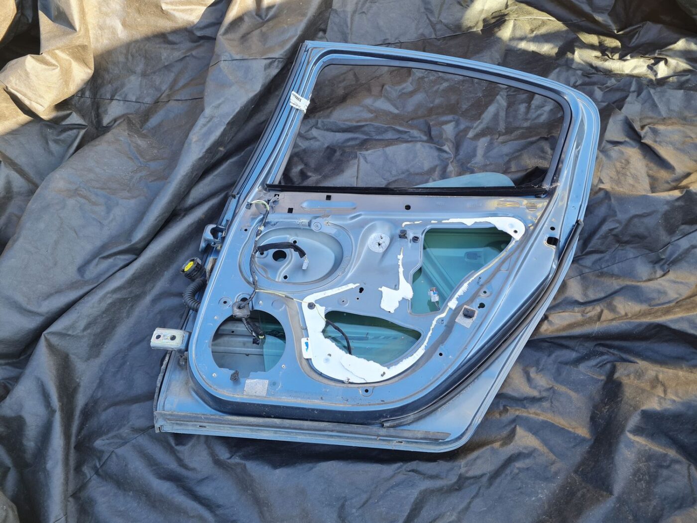 Aizmugurējās labās durvis priekš PEUGEOT 407 2004 5 Aizmugurējās labās durvis priekš PEUGEOT 407 2004