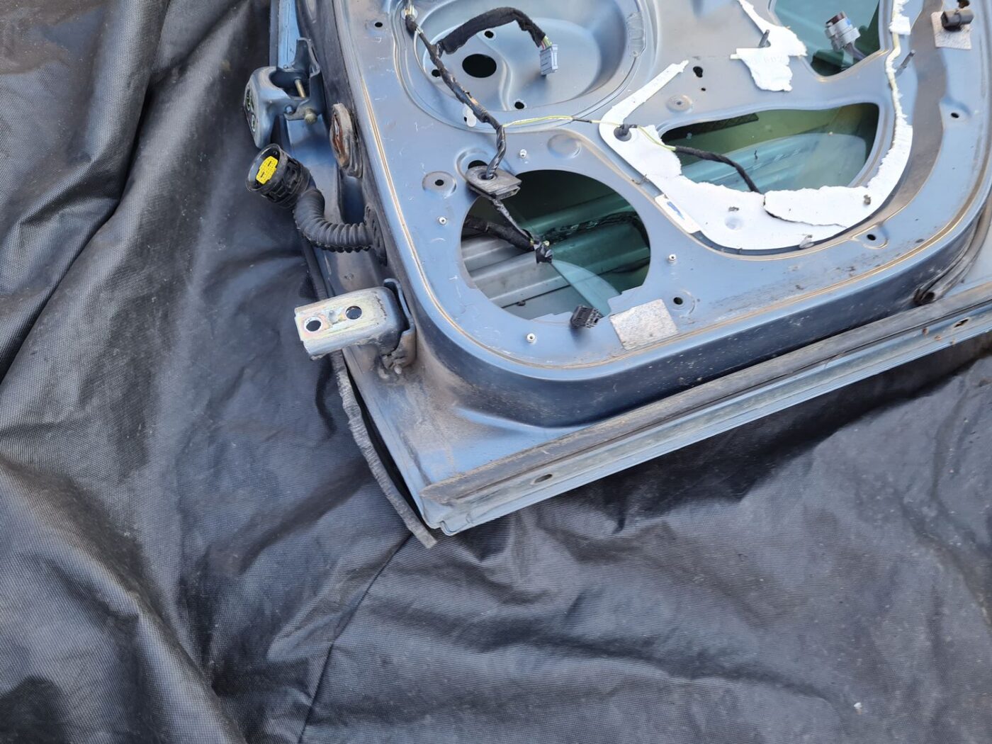 Aizmugurējās labās durvis priekš PEUGEOT 407 2004 3 Aizmugurējās labās durvis priekš PEUGEOT 407 2004