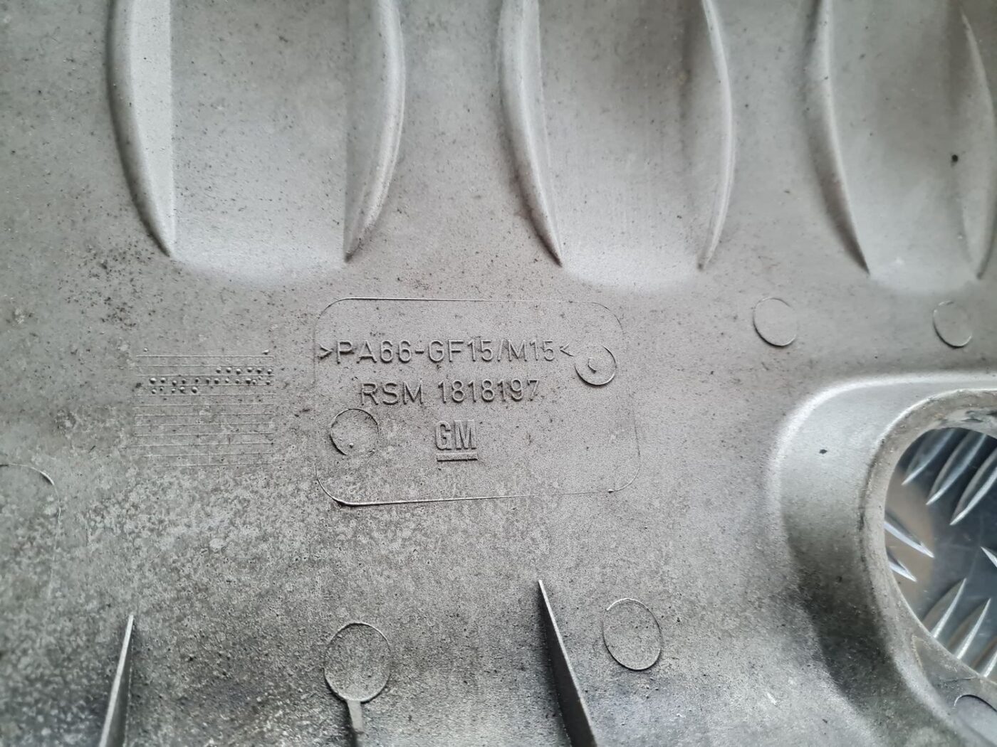 Dzinēja dekoratīvais vāks priekš OPEL ZAFIRA 1999 4 Dzinēja dekoratīvais vāks priekš OPEL ZAFIRA 1999