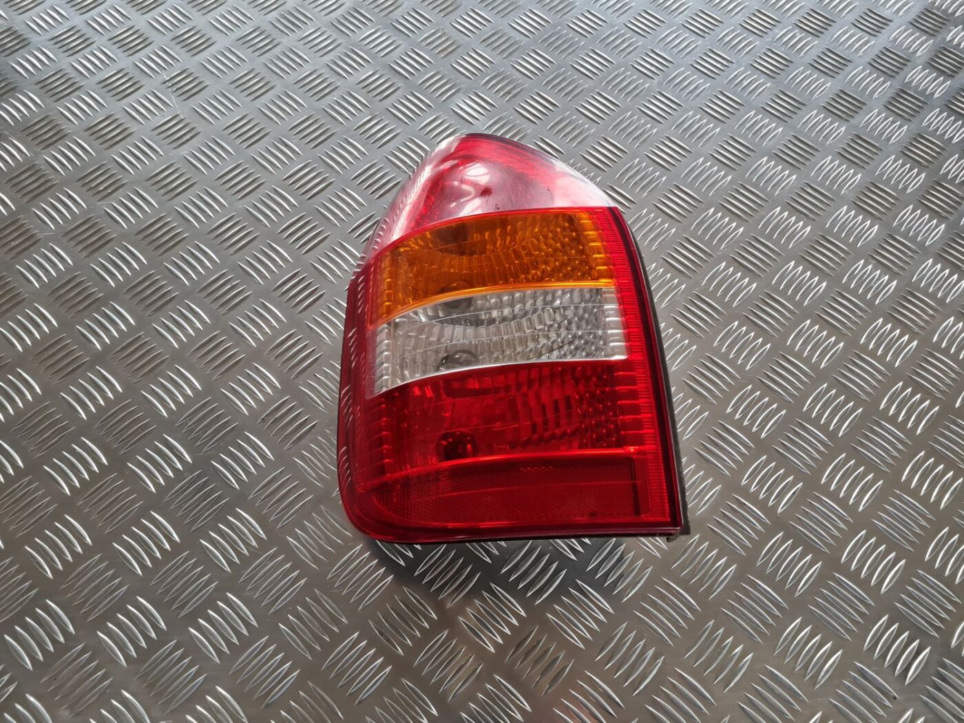 Aizmugurējais kreisais lukturis priekš OPEL ZAFIRA 1999 1 Aizmugurējais kreisais lukturis priekš OPEL ZAFIRA 1999