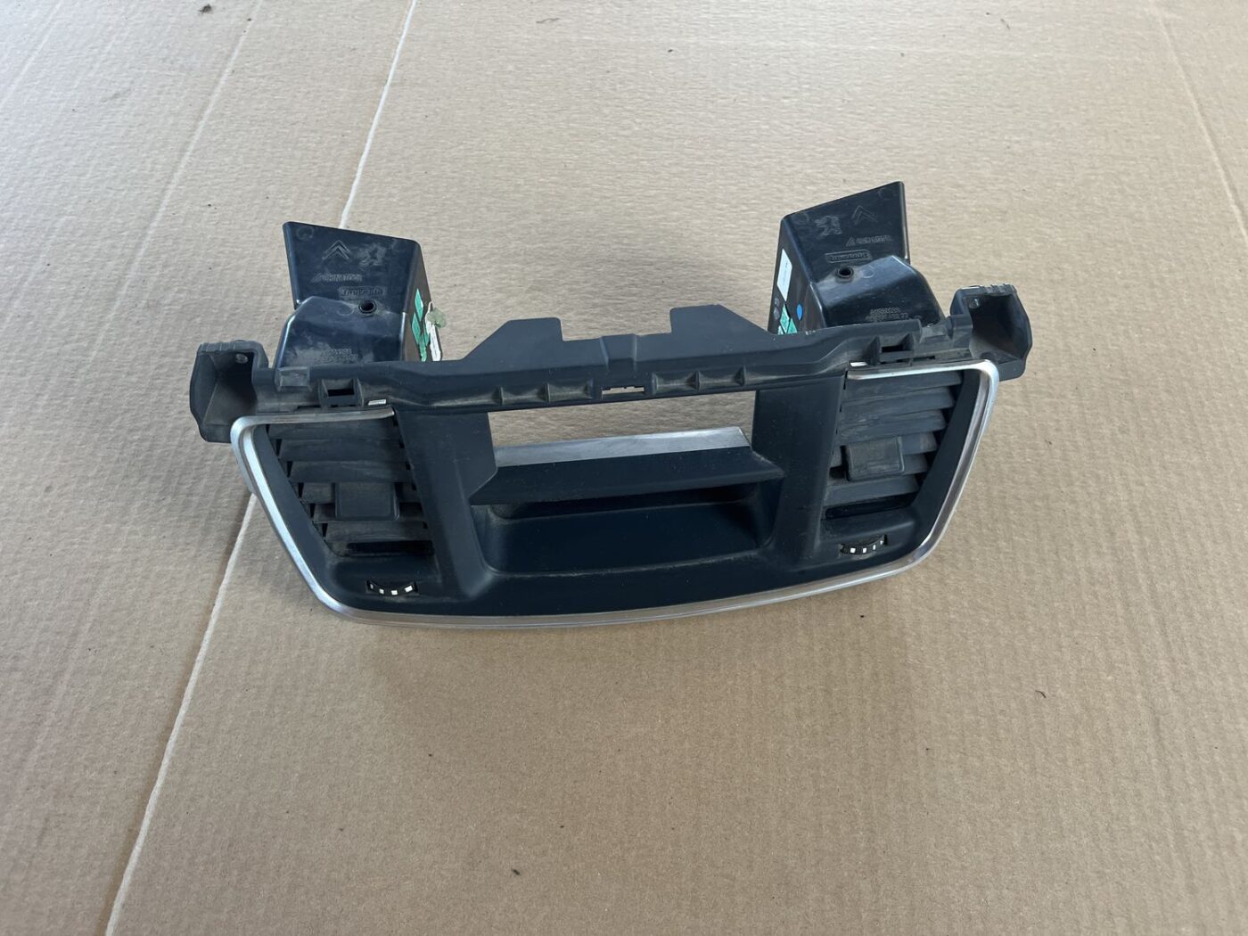 Mērinstrumentu paneļa gaisa vads, centrā priekš PEUGEOT 508 2012