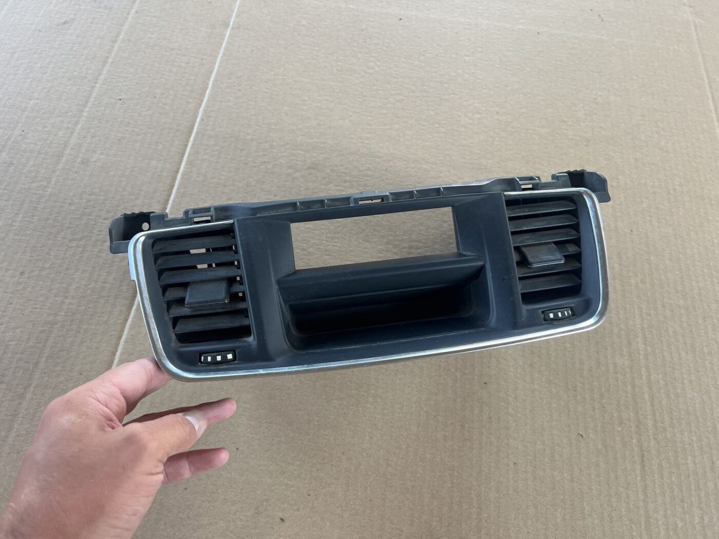 Mērinstrumentu paneļa gaisa vads, centrā priekš PEUGEOT 508 2012