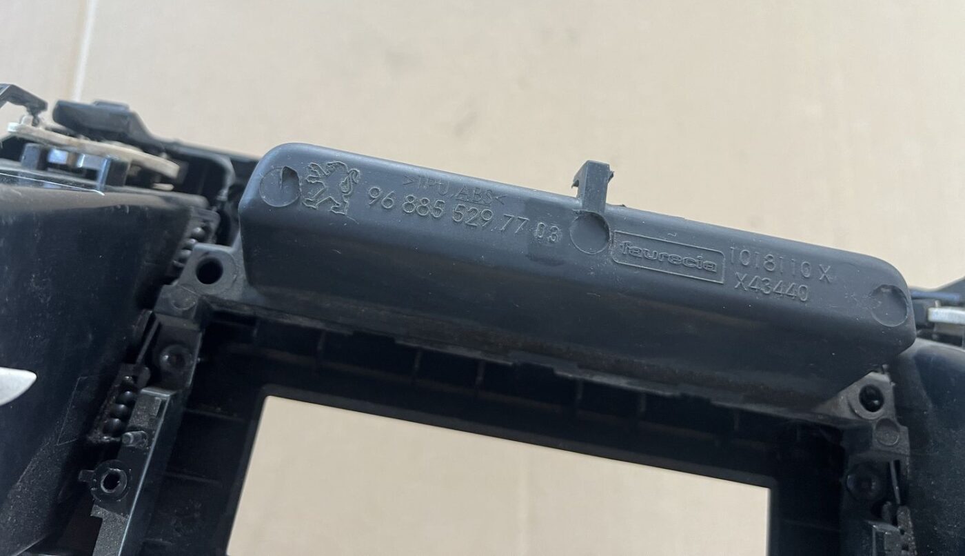 Mērinstrumentu paneļa gaisa vads, centrā priekš PEUGEOT 508 2012