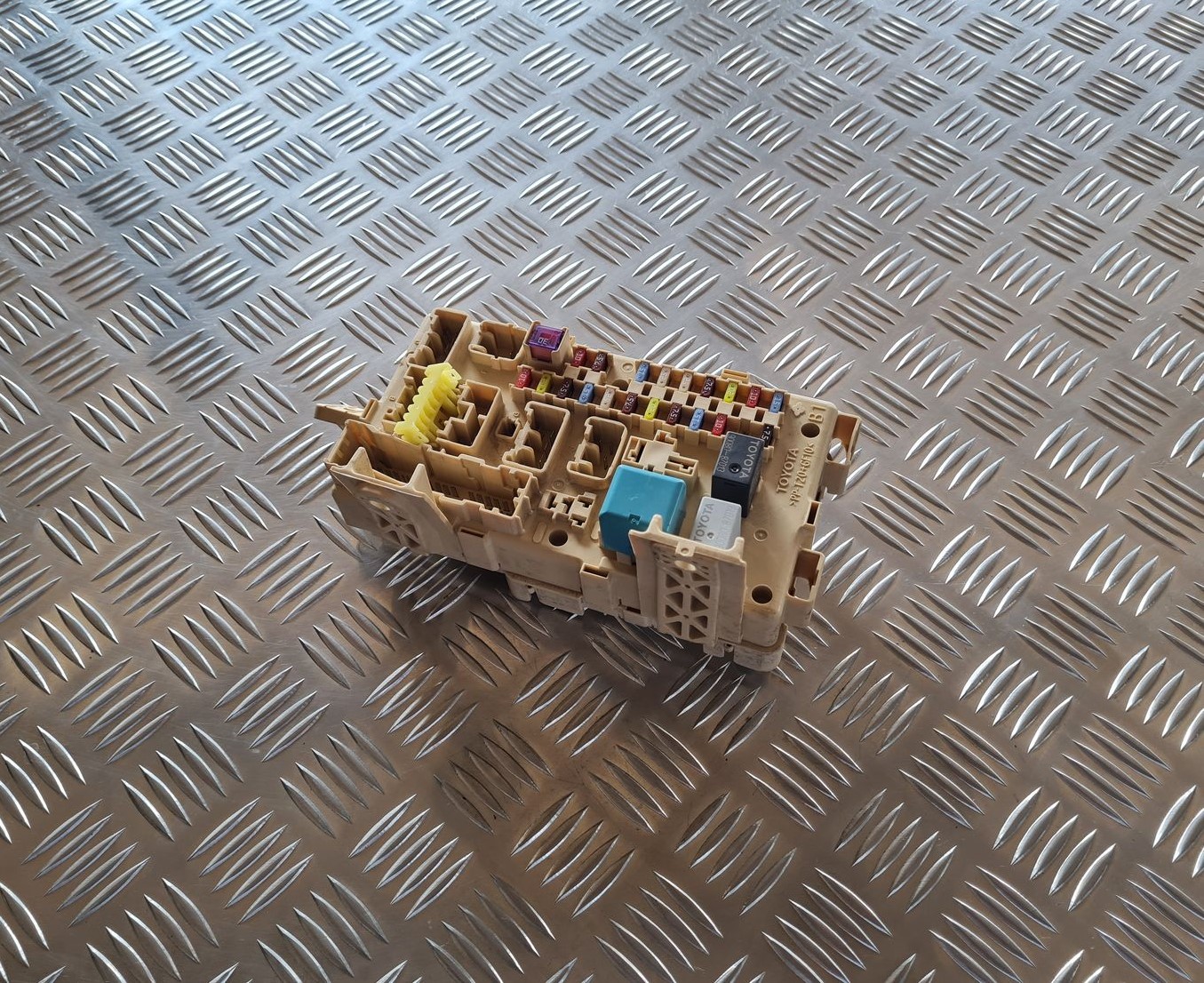 Drošinātāju bloks priekš TOYOTA AVENSIS 2007 1 Drošinātāju bloks priekš TOYOTA AVENSIS 2007