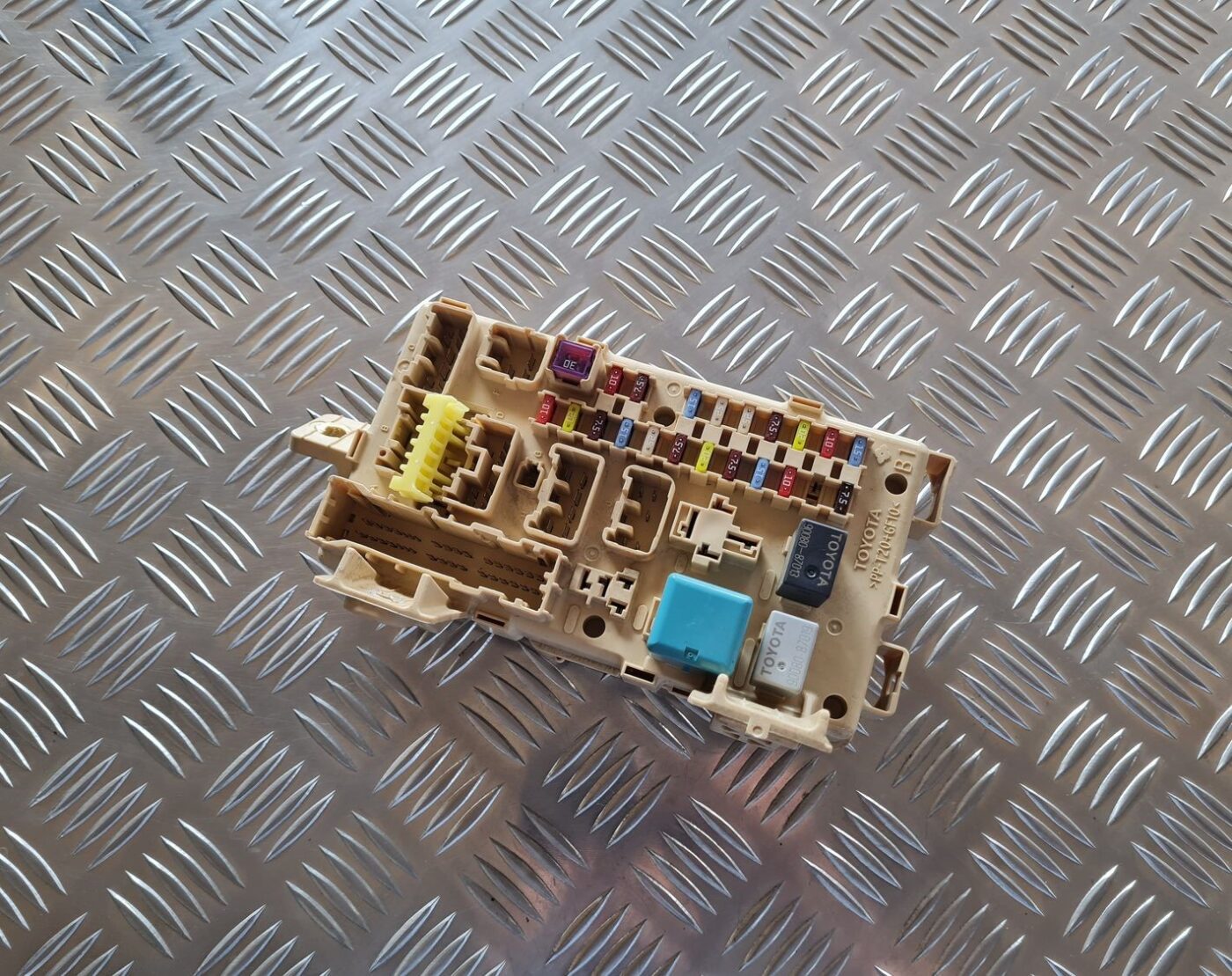 Drošinātāju bloks priekš TOYOTA AVENSIS 2007 2 Drošinātāju bloks priekš TOYOTA AVENSIS 2007