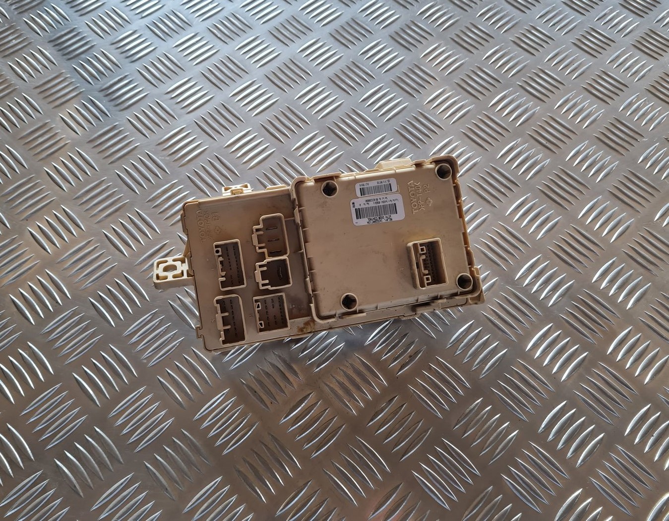 Drošinātāju bloks priekš TOYOTA AVENSIS 2007 4 Drošinātāju bloks priekš TOYOTA AVENSIS 2007