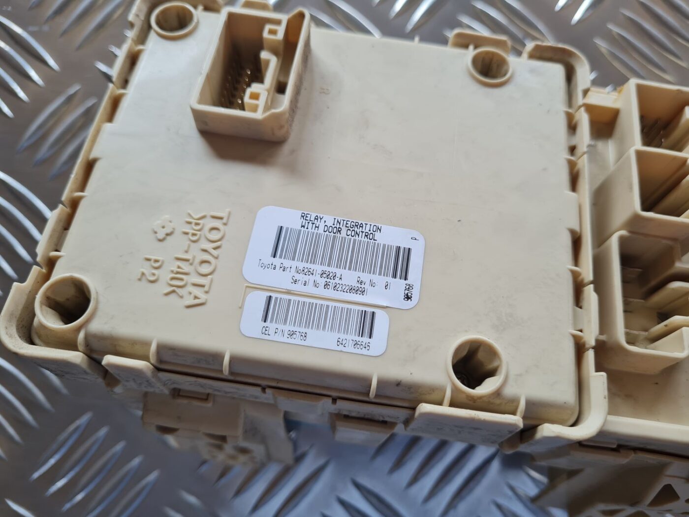 Drošinātāju bloks priekš TOYOTA AVENSIS 2007 3 Drošinātāju bloks priekš TOYOTA AVENSIS 2007