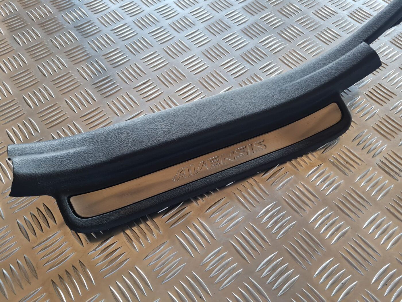 Sliekšņa aizmugurēja kreisa uzlika (salonā) priekš TOYOTA AVENSIS 2007