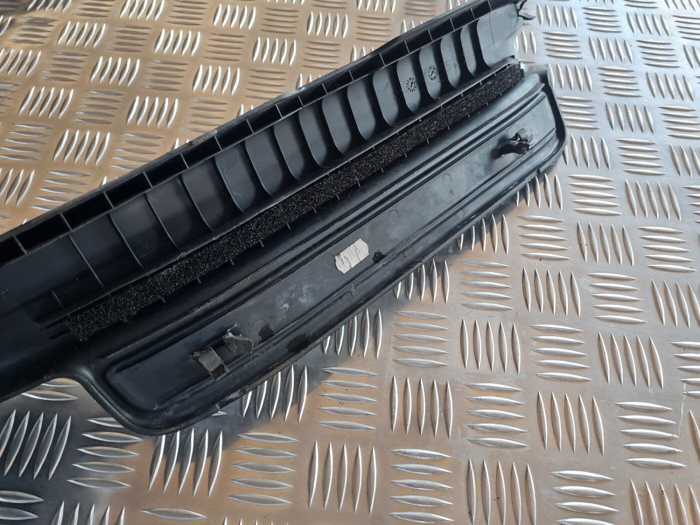 Sliekšņa aizmugurēja kreisa uzlika (salonā) priekš TOYOTA AVENSIS 2007