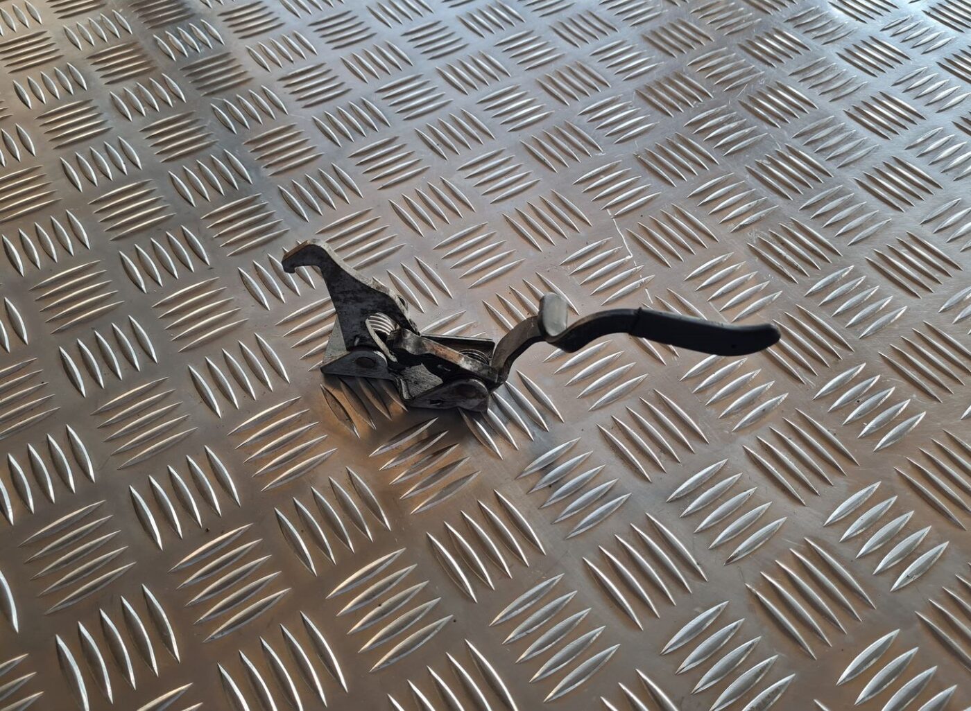 Pārsega atveršanas rokturis priekš TOYOTA AVENSIS 2007 1 Pārsega atveršanas rokturis priekš TOYOTA AVENSIS 2007