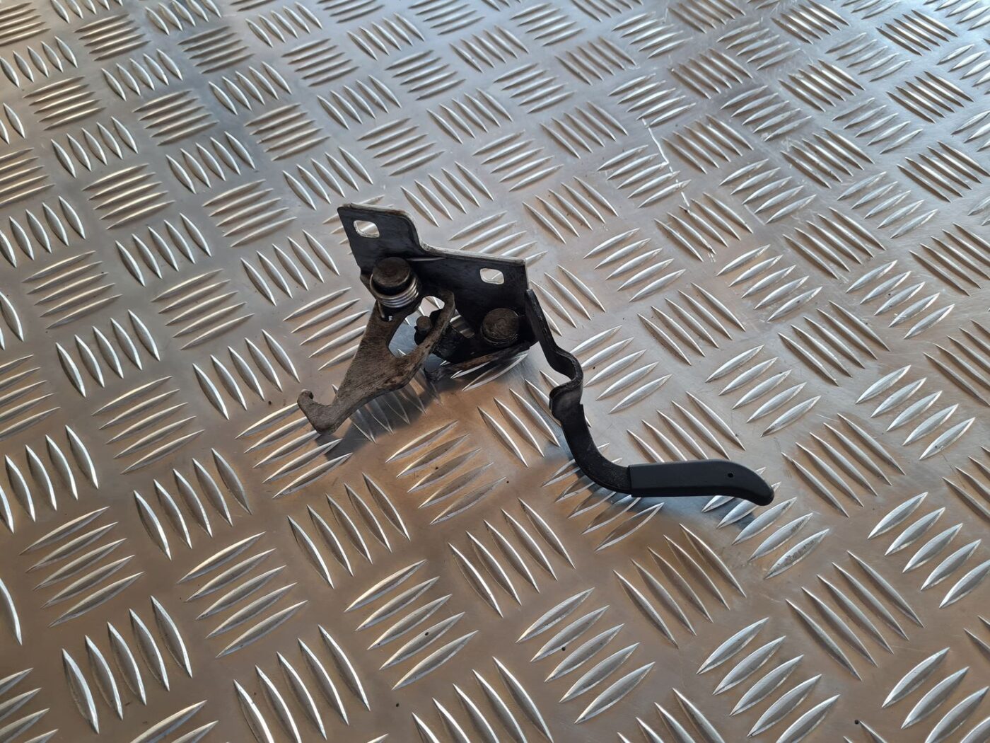 Pārsega atveršanas rokturis priekš TOYOTA AVENSIS 2007 2 Pārsega atveršanas rokturis priekš TOYOTA AVENSIS 2007